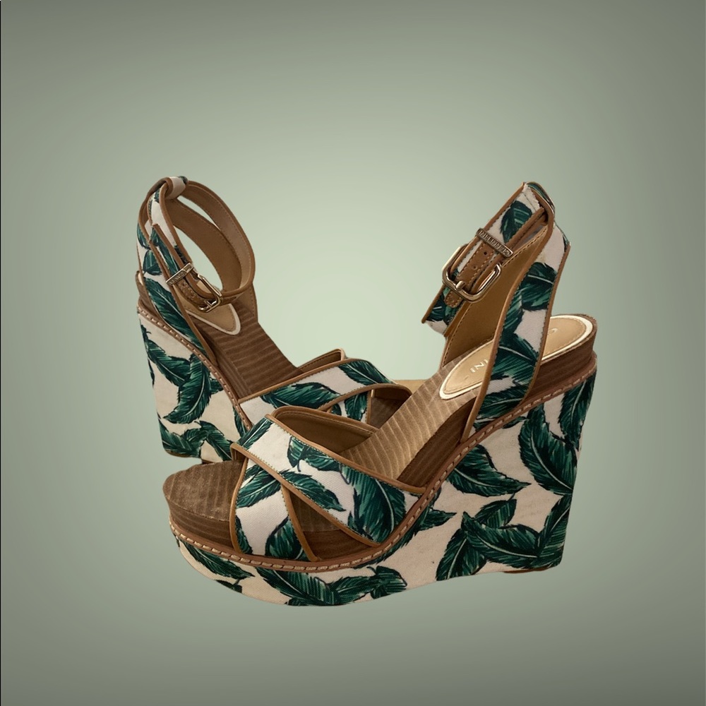 Gianni Bini Ludia green leaf wedge sandal size 6